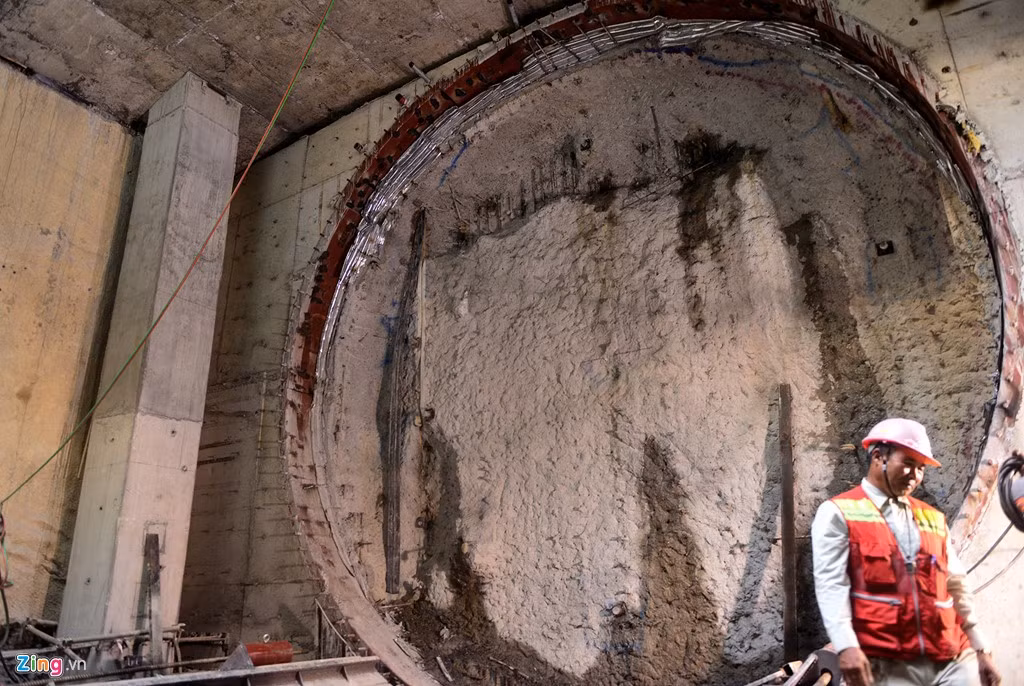 Robot TBM sẽ đào đường hầm dài 781m để kết nối với đoạn đang thi công đào hở ở hai đầu nhà ga. Hầm gồm 2 ống hầm đơn dài khoảng 318 m và 2 ống hầm song song dài 463 m. Đường kính ngoài vỏ hầm 6,65 m, đường kính trong 6,05 m. Quy trình khoan tới đâu sẽ được lắp ghép từ các modun bê tông cốt thép.