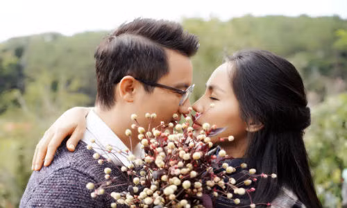 Hoang Bach “ninh” vo kem da xeo Ngoc Trinh chuyen chiec tui