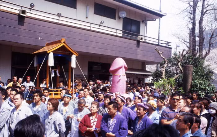Lễ hội Kanamara Matsuri và được tổ chức hàng năm vào ngày Chủ nhật đầu tiên của tháng 4 ở Kawasaki, Nhật Bản. Người ta thường đến lễ hội này để cầu nguyện có con, sinh nở mẹ tròn con vuông hay tránh khỏi bệnh tật.