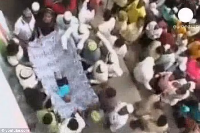 Ném trẻ con ở Ấn Độ là một trong những phong tục kỳ lạ nhất thế giới. Hàng năm, những tín đồ Hindu và Hồi giáo tại Maharashtra và Karnataka sẽ mang những đứa trẻ mới sinh lên trên cao và thả xuống từ một ngôi đền cao 9m. Sau đó, 14-15 người đợi phía dưới, tay cầm một tấm chăn để đón em bé và trả lại cho người mẹ. Nghi lễ truyền thống có phần mạo hiểm này này được cho là mang lại may mắn, hạnh phúc và tương lai tươi sáng cho đứa trẻ.