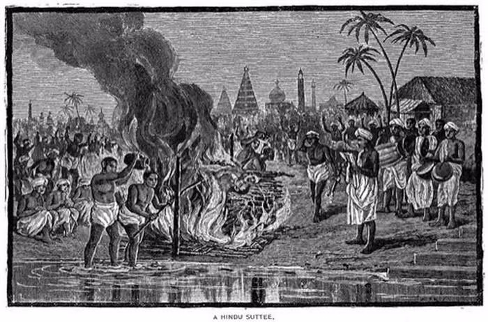 Phụ nữ theo đạo Hindu ở một số vùng tại Ấn Độ sẽ tự thiêu sống mình nếu như người chồng không may qua đời. Tập tục rùng rợn này có tên là Sati.