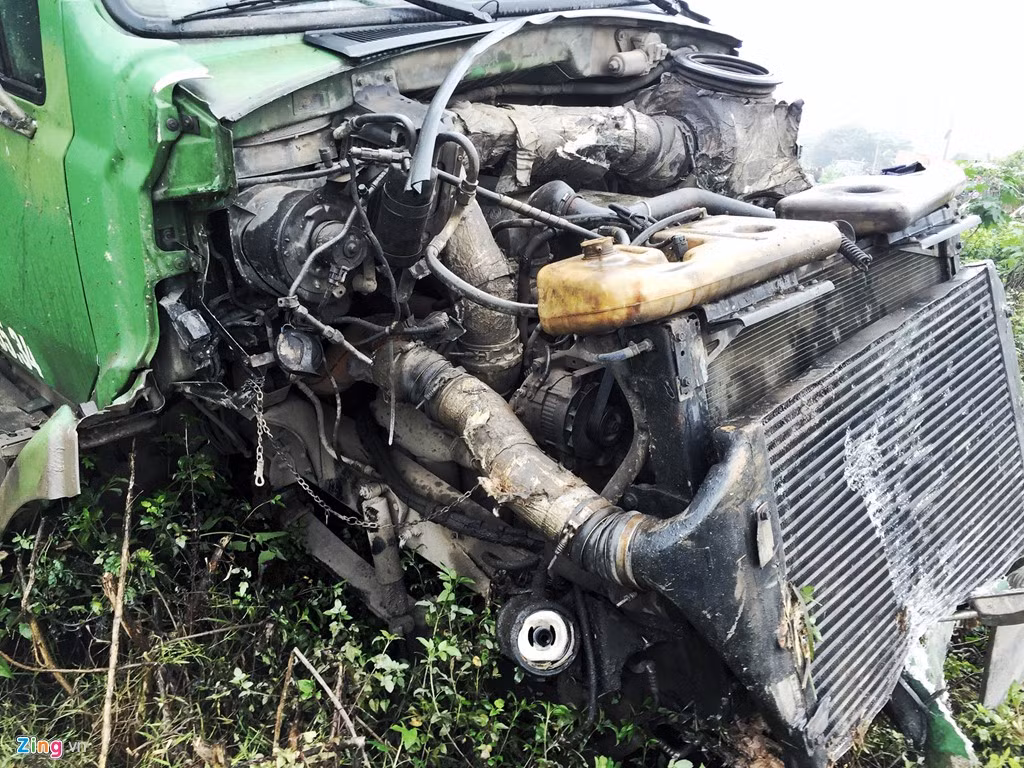 Chiếc đầu kéo biển Hải Phòng vỡ nát, biến dạng phần đầu xe, cửa kính trên xe cũng bị vỡ nứt. 12h cùng ngày, các phương tiện mới có thể lưu thông bình thường trở lại.