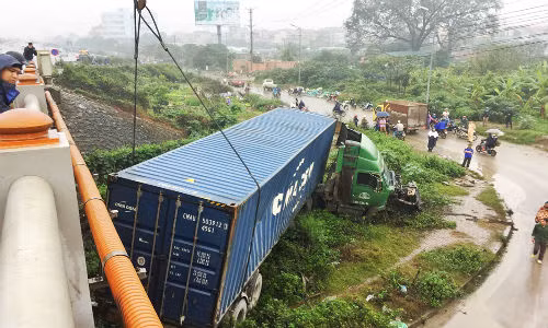 Anh: Xe dau keo bien dang sau tai nan lien hoan tren cau Thanh Tri
