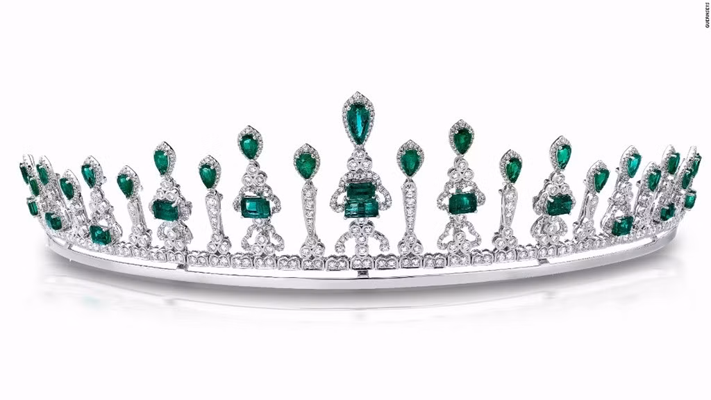 Chiếc vương miện làm từ kim cương và ngọc lục bảo Muzo này có thể được biến đổi thành chiếc vòng cổ trang nhã như hình dưới. Một trong những vật phẩm đáng chú ý nhất của lần bán đấu giá này là các viên ngọc lục bảo từ vụ đắm tàu Nuestra Senora de Atocha của Tây Ban Nha ngoài bờ biển Florida, Mỹ năm 1622. Xác tàu đắm này được xem là đáng giá nhất từ trước đến nay. Những viên ngọc lục bảo Muzo trong kho báu này được đánh giá cao nhờ màu xanh đậm và sáng.