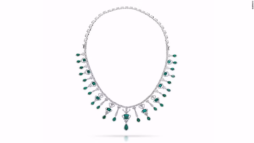 Tác phẩm "Conquistadora" được Manuel Marcial de Gomar tạo thành từ 889 viên kim cương và 35 viên ngọc lục bảo Colombia, vừa có thể dùng làm vòng cổ, vừa dùng được làm vương miện. Khi thợ săn kho báu Mel Fisher lên đường tìm kiếm con tàu đắm vào những năm 1980, ông đã thuê Marcial giúp ông thẩm định các viên đá và đồ trang sức được vớt lên từ đống đổ nát của con tàu. Một số viên đá trong đó đã được trao cho Marcial để trả công.