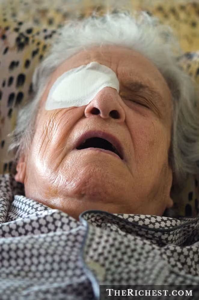 Năm 2013, một phụ nữ ở Bỉ không tin rằng chồng mình đã qua đời nên tiếp tục sống cùng thi thể người chồng trong suốt 1 năm. Thậm chí, người vợ còn nghủ bên cạnh thi thể chồng như bình thường.