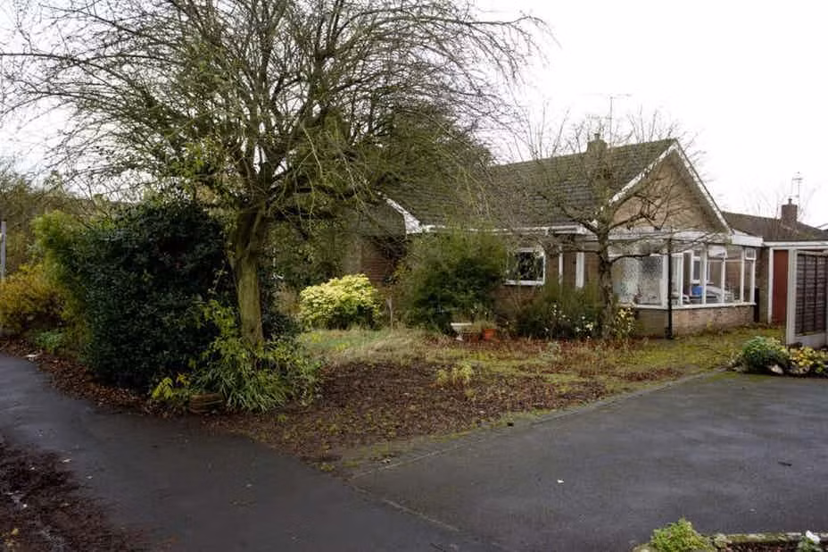 Timothy Brown là một trường hợp tương tự khi bị bắt giữ về hành vi giấu giếm cái chết của bố anh sau 4 tháng qua đời.