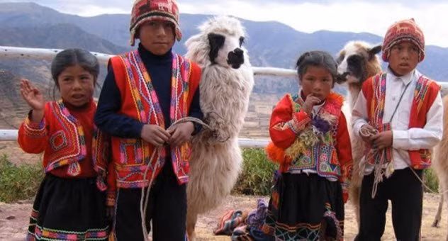 Những người mẹ thuộc nền văn minh Inca hạn chế ôm con từ lúc lọt lòng. Khi đứa trẻ tròn 2 tuổi, gia đình sẽ tổ chức một nghi lễ gọi là rutuchicoy. Khi ấy, các thành viên trong gia đình và hàng xóm sẽ tụ tập để chứng kiến cảnh đứa trẻ lần đầu tiên được cắt tóc.