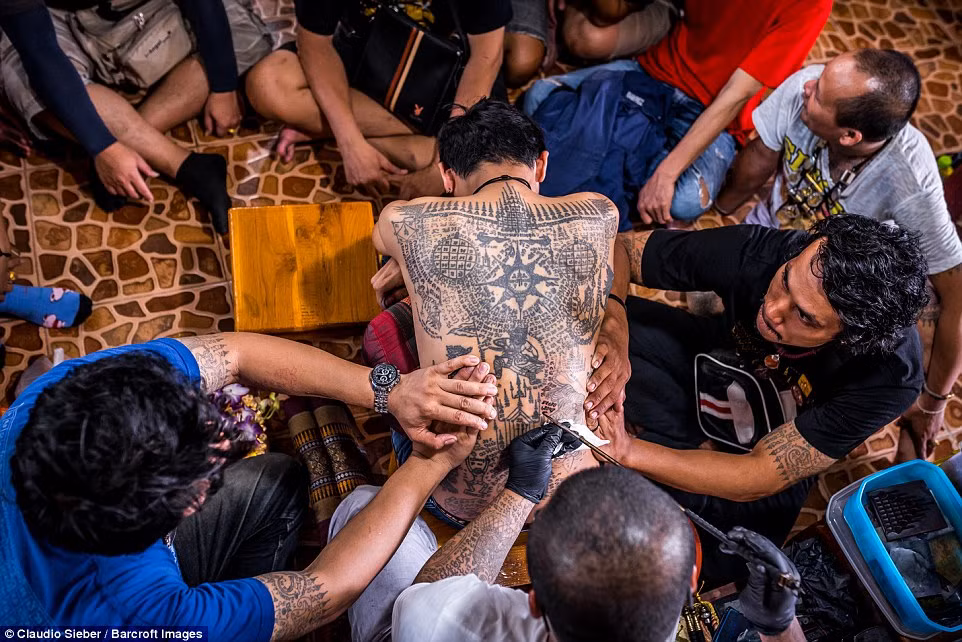 Mỗi năm có rất nhiều Phật tử đến đền thờ Wat Bang Phra để mong có được một hình xăm đặc biệt do những nhà sư ở đây đích thân thực hiện.