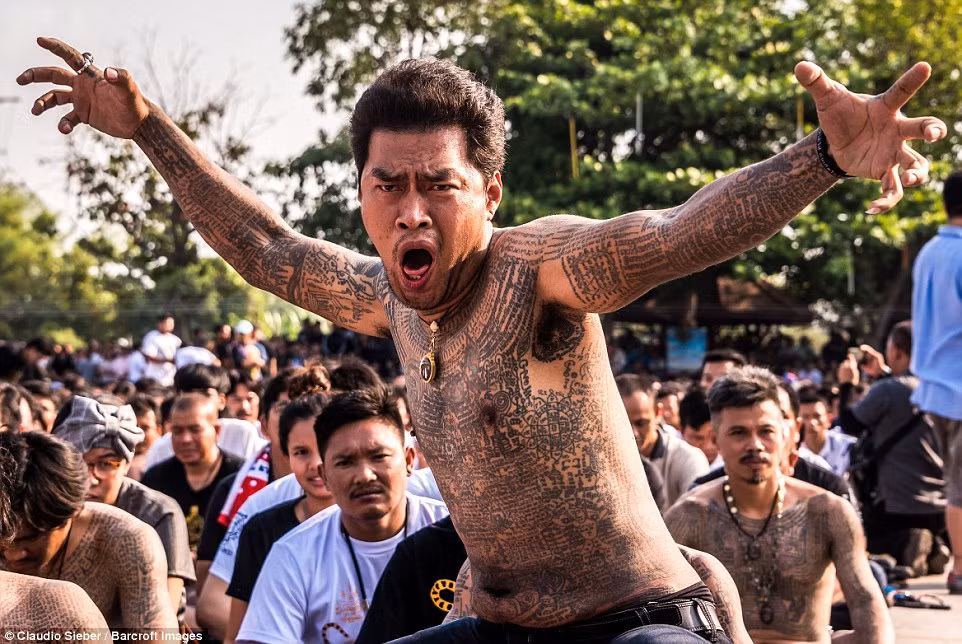 Hàng chục nhân viên y tế được điều động tới đền thờ Wat Bang Phra nhằm giúp đỡ những người có mặt hồi sức hoặc tỉnh táo sau khi thực hiện việc xăm mình.