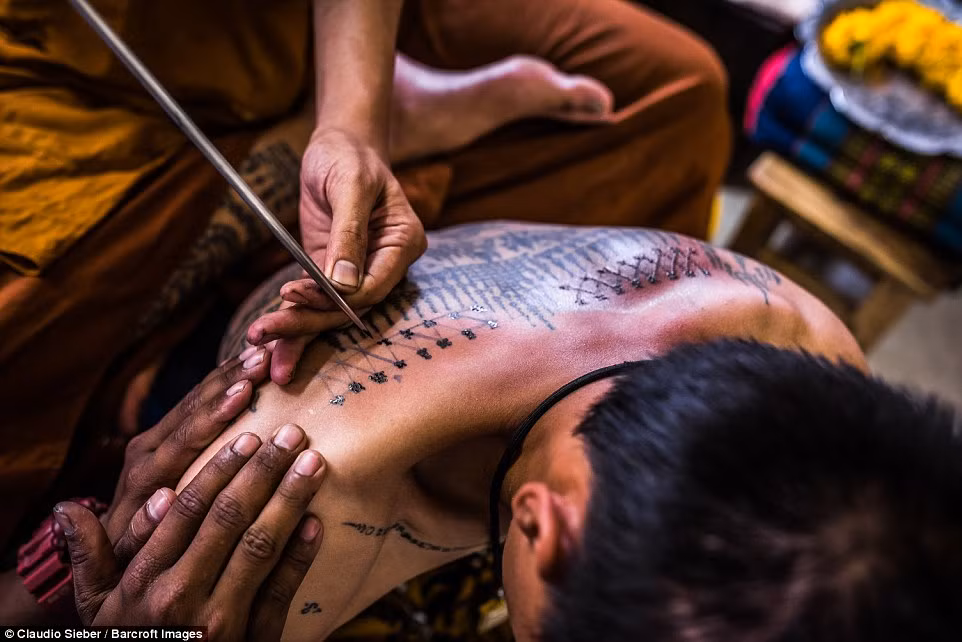 Vì vậy, các Phật tử đến đền thờ Wat Bang Phra và chờ tới lượt để được các các nhà sư ở đây xăm mình cho nhằm tạo ra lớp “bảo vệ màu nhiệm” trước những linh hồn quỷ dữ.