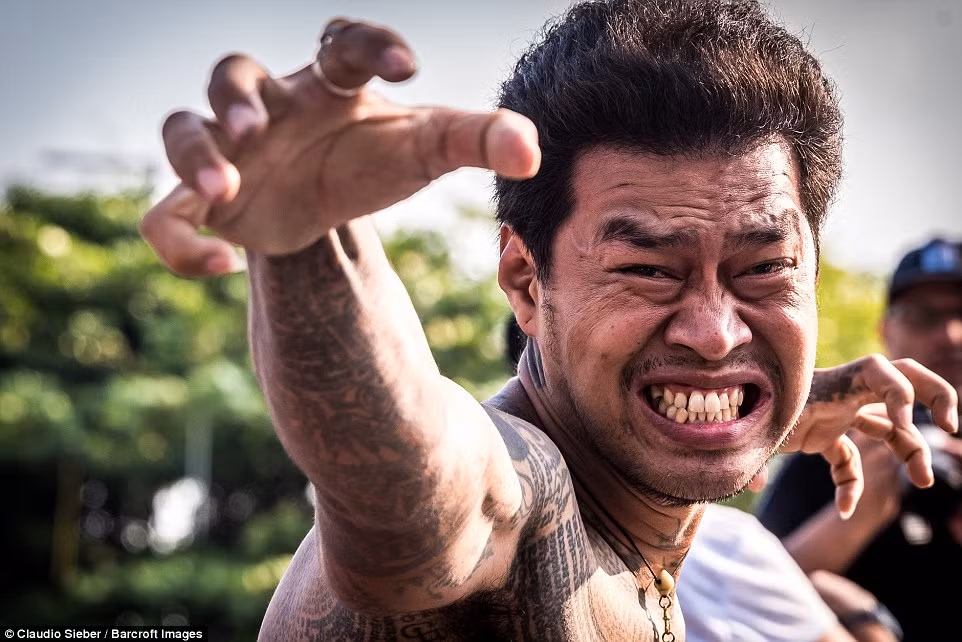 Những nhà sư ở đền thờ Wat Bang Phra chỉ dùng một cây kim dài hoặc một thanh tre vót nhọn để bắt đầu xăm hình. Họ cũng chọn vị trí xăm và hình xăm hợp với khí sắc toát ra từ từng người.