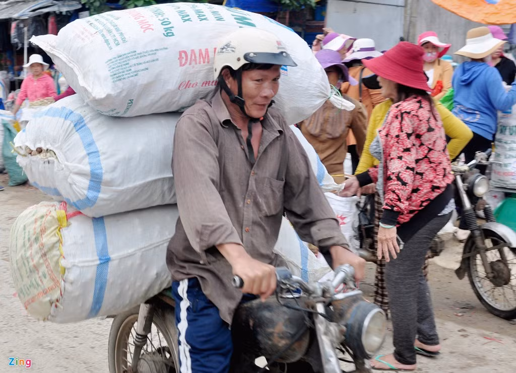 Sau khi thu mua ở phiên chợ, tỏi được vận chuyển đến cảng để kịp chuyến tàu đầu buổi sáng đưa vào đất liền tiêu thụ.