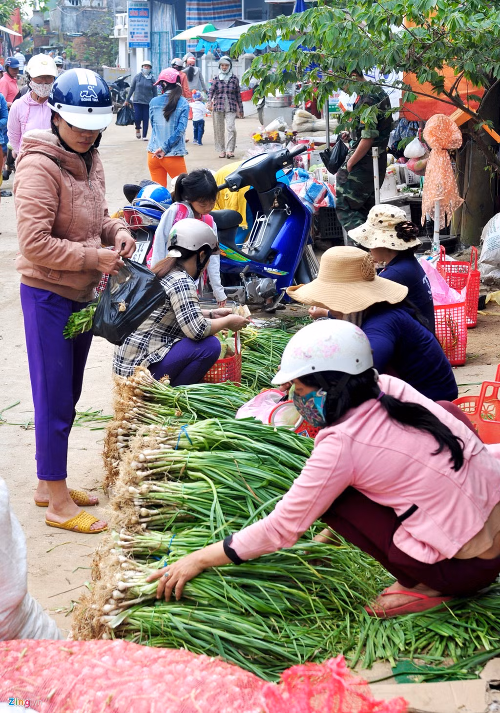 Tỏi ngồng non là đặc sản được bán nhiều ở chợ vào mùa thu hoạch tỏi, với giá 20.000-25.000 đồng mỗi bó nhỏ. Ông Lê Văn Ninh, Phó chủ tịch UBND huyện Lý Sơn, cho biết niên vụ này, toàn huyện xuống giống 310 ha tỏi. Dự kiến năng suất đạt 60-70 tạ/ha, tăng hơn 30% so với vụ trước. "Những năm gần đây, du khách đến đảo tham quan tăng đột biến và rất ưa chuộng tỏi, hành. Nhờ vậy, người dân địa phương bán loại nông sản này thu nhập khá hơn nhiều so với trước", ông Ninh chia sẻ.