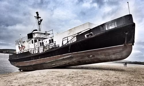 Hải quân Hoàng gia Anh đã từng sử dụng "tàu ma" trên với mục đích huấn luyện cho các học viên hải quân.