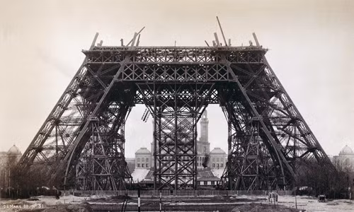 Ảnh chụp tháp Eiffel ở Paris, Pháp trong quá trình thi công năm 1888.