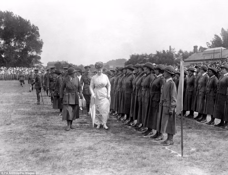 Nữ hoàng Mary thị sát kiểm tra Đơn vị WAAC năm 1917.