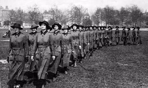 Khi Chiến tranh thế giới 1 nổ ra, do thiếu hụt lực lượng nên chính phủ Anh đã kêu gọi hàng nghìn phụ nữ phục vụ trong quân đội và cho ra đời Đơn vị nữ quân nhân trong Quân đội (WAAC) năm 1917. Trong ảnh là một nhóm phụ nữ thuộc WAAC diễu hành ở Anh ngày 1/6/1917 trước khi lên đường sang Pháp.