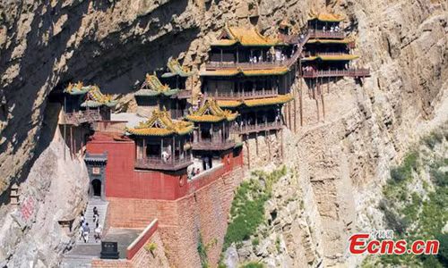 Doc dao ngoi chua hon 1.500 tuoi cheo leo tren vach da