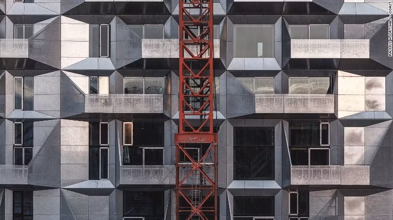 6. The Silo, Copenhagen, Đan Mạch. Hãng kiến trúc COBE sẽ đưa nhà kho ngũ cốc này lên một tầm cao mới trong năm 2017, thay đổi hoàn toàn bộ mặt của khu công nghiệp lân cận. Với nhiều căn hộ, trung tâm triển lãm, nhà hàng trên tầng cao, The Silo nhắm tới mục tiêu trở thành điểm đến của phong cách sống mới tại Copenhagen. Công trình được thiết kế giữ nguyên dấu ấn công nghiệp của tòa nhà và thay đổi với những cột bê tông lớn và trần cao.