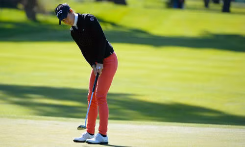 Mac quan danh golf di may bay va nhung meo du lich thu vi