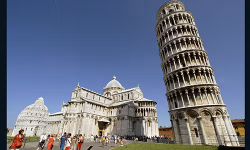 Vi sao thap nghieng Pisa van dung vung den ngay nay?