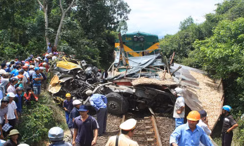 Tau hoa huc xe tai di xa 300 m, mot nguoi chet