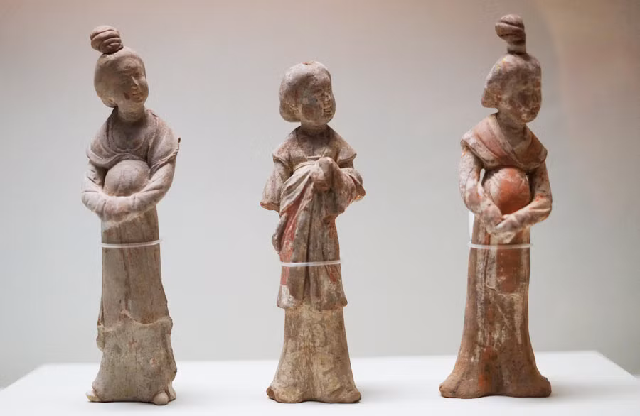 Những bức tượng gốm thời nhà Đường với hình ảnh phụ nữ đang mang thai.