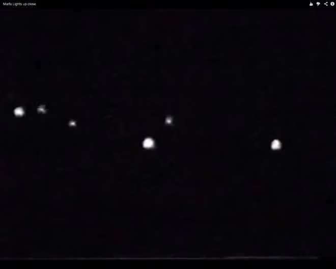 Ánh sáng ma quái này lần đầu được người đàn ông tên là Robert Ellison báo cáo năm 1883. Kể từ sau đó, nhiều người khác cũng nhìn thấy hiện tượng tượng tự. Ánh sáng đột nhiên xuất hiện và vụt tắt trên được cho là những ngôi sao rơi xuống Trái đất. Trong nhiều năm, giới chuyên gia, nhà khoa học và cả những người đam mê khám phá vào cuộc để giải thích hiện tượng ma quái bí ẩn trên nhưng không có kết quả. 