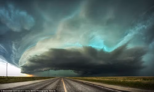 Khoảnh khắc một cơn bão supercell quét qua thị trấn Stratford, bang Texas, Mỹ. Đây là một trong những tác phẩm xuất sắc trong cuộc thi ảnh lớn nhất thế giới. Ảnh: Maximilian Conrad.