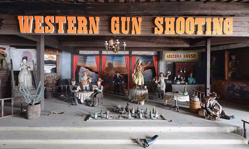 Loạt hiện vật trưng bày trong công viên giải trí Western Village tại Nikko, Nhật Bản. Công viên này được xây dựng vào năm 1975 và đóng cửa năm 2007. Lý do công viên này đóng cửa là bởi vị trí xa trung tâm cũng như sự cạnh tranh từ Disneyland Tokyo.