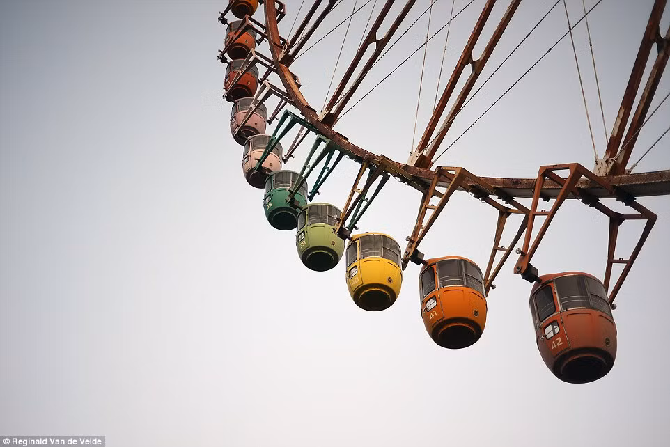 Những khoang ghế đầy màu sắc bị rỉ sắt tại Family Land sau khi công viên giải trí này đóng cửa năm 1970.