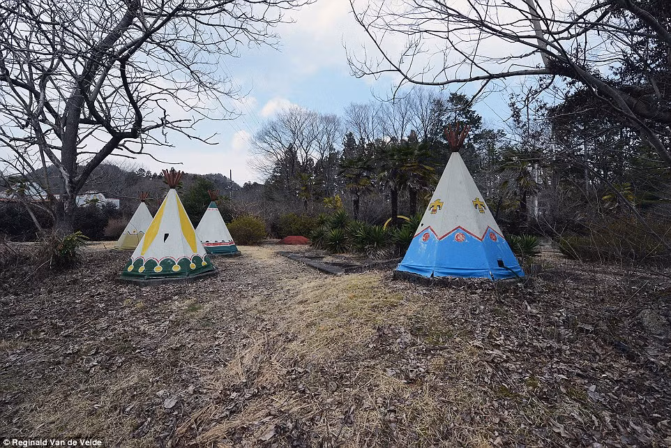 Khung cảnh um ám, tĩnh mịch bên trong công viên bỏ hoang ở Nhật Bản.