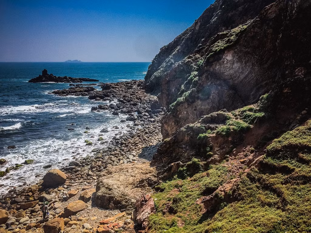 Nét đặc trưng của Eo Gió là đá và nước với phong cảnh hoang sơ, hùng vĩ. Sự bào mòn của nước và gió đã tạo nên một eo biển tuyệt đẹp với nhiều hang như hang Kỳ Co, hang Ba Nghé, hang Dơi…