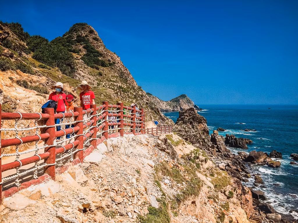 Đặc biệt, bên cạnh làng có một ngôi chùa nổi tiếng với tượng Phật Bà Quan Âm nhìn ra biển, như phù hộ cho dân làng chài biển thuận, gió hòa, bình yên và no ấm.