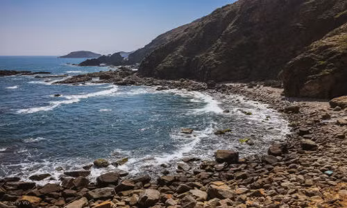 Bãi biển Eo Gió thuộc thôn Bấc (thôn Lý Lương, Nhơn Lý, Quy Nhơn). Những rặng núi đá cao, uốn lượn ôm trọn bãi biển nước trong xanh, tạo thành một eo biển hút gió tuyệt đẹp.