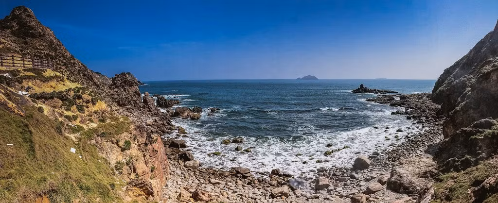 Trong số rất nhiều điểm đến dọc biển Quy Nhơn, Eo Gió được biết đến nhờ vẻ đẹp nguyên sơ và hùng vĩ, với số lượng hang yến nhiều thứ hai Việt Nam, chỉ sau Nha Trang.