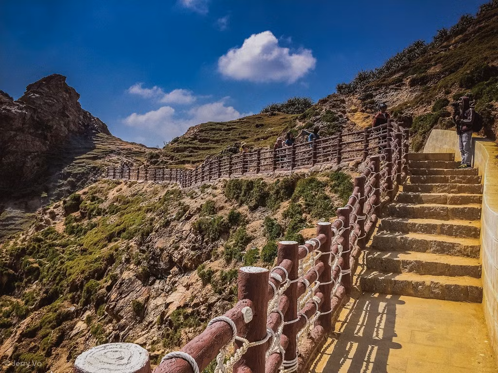 Dọc biển Quy Nhơn có dãy núi vòng cung ôm lấy bờ biển dài khoảng 15 km, trong đó Eo Gió là điểm đến xa nhất và đẹp nhất của dãy núi đó. Trên lưng chừng dãy núi, trên con đường đất cũ, những bậc thang được dựng với tay vịn an toàn, đẹp mắt để du khách có thể dễ dàng tham quan.