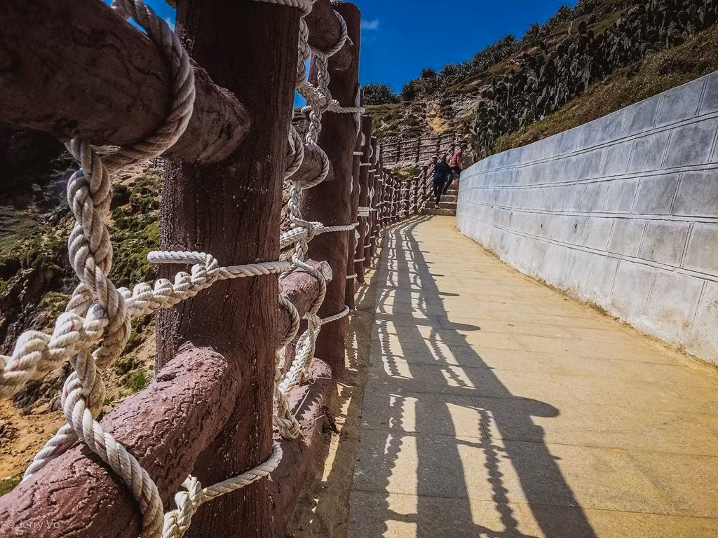 Từ con đường này nhìn xuống eo biển, bạn sẽ có cảm giác choáng ngợp trước thiên nhiên, những con sóng ào ào vỗ tới, tung bọt trắng xóa.. Những cơn gió nhởn nhơ rong chơi bên những rặng núi hùng vĩ. Có chút nắng, có chút gió Quy Nhơn thôi mà sao làm ta say đắm đến thế.