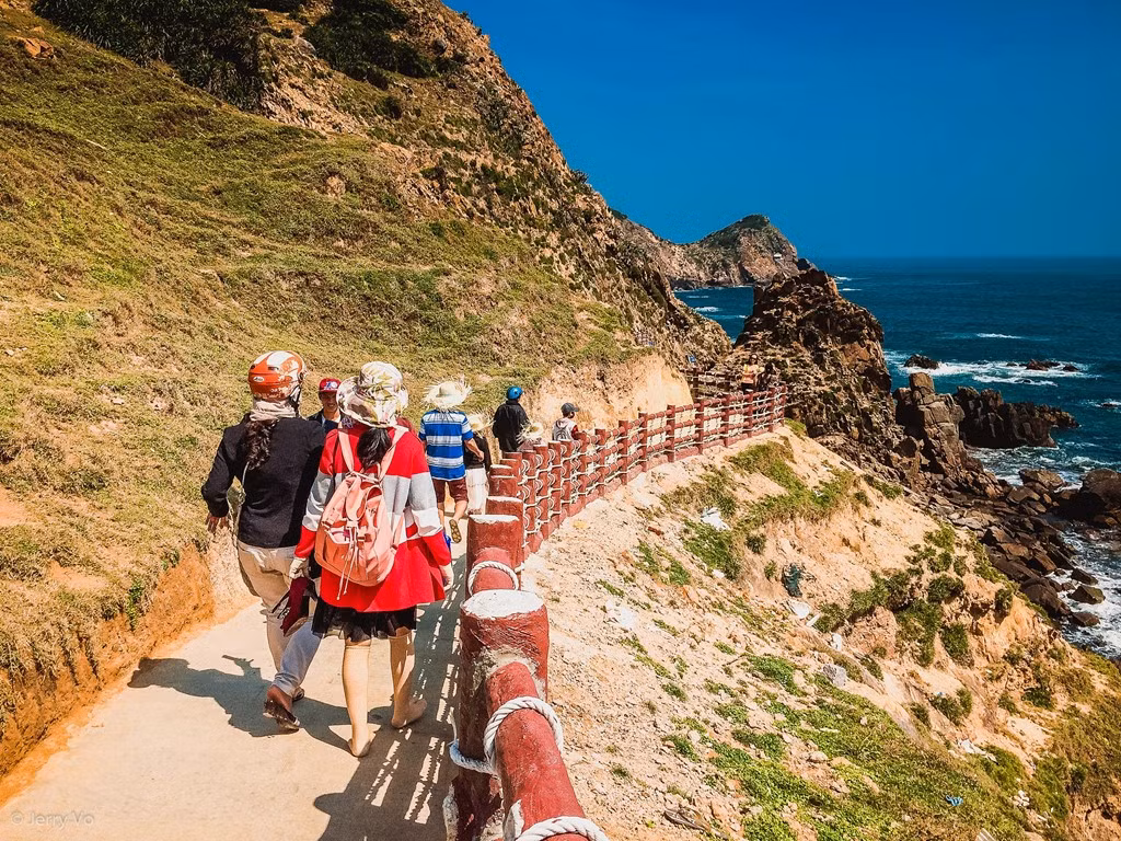 Bạn cũng đừng quên ghé thăm làng chài cách đó không xa, và tranh thủ thưởng thức những món hải sản tươi sống, thơm ngon do chính người dân nơi đây đánh bắt về.