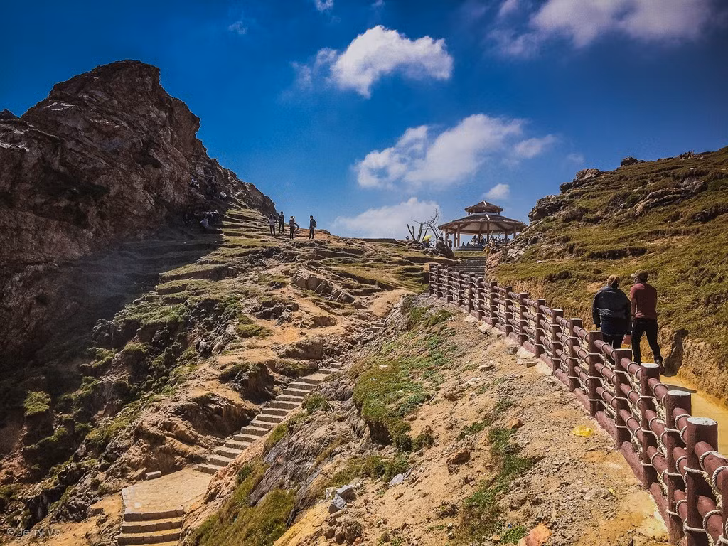 Ở Eo Gió còn có một dòng suối nước ngọt. Sau khi nô đùa thỏa thích dưới bãi biển bạn có thể lên đây để tắm qua.