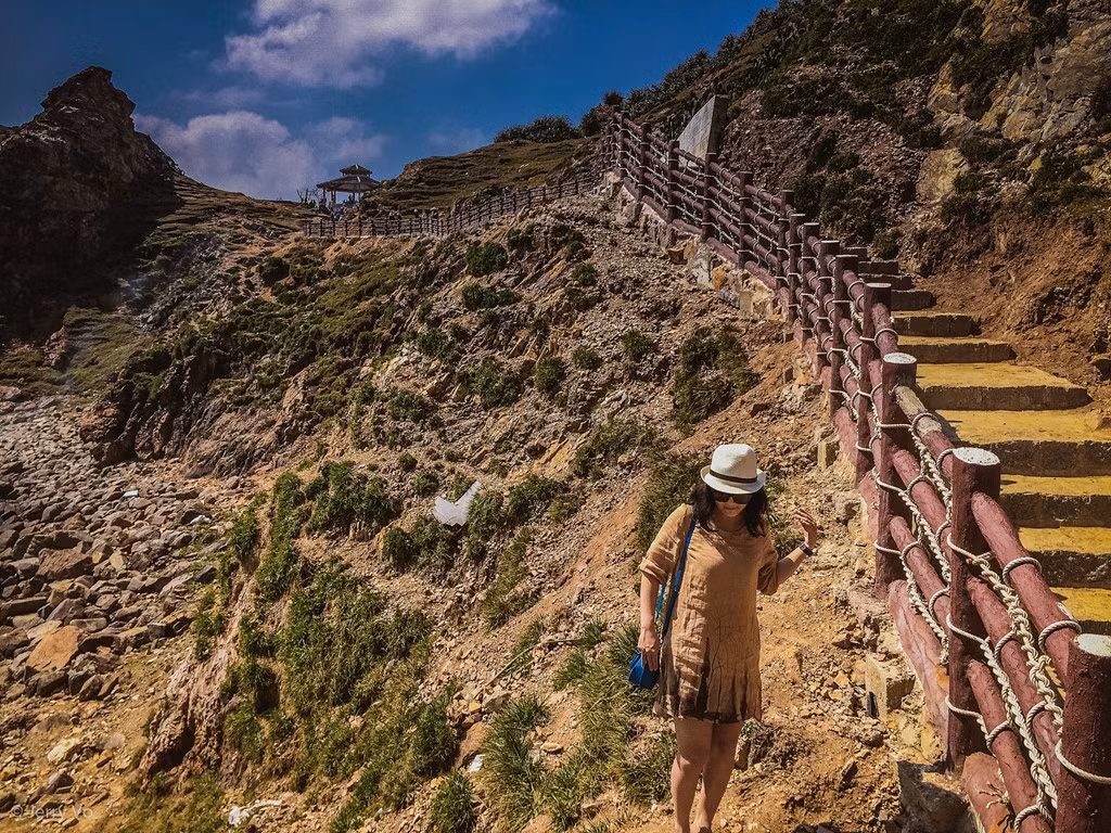 Thời điểm đẹp nhất để đến Eo Gió là từ tháng 4-9, khi trời không có bão và lòng vịnh kín gió.