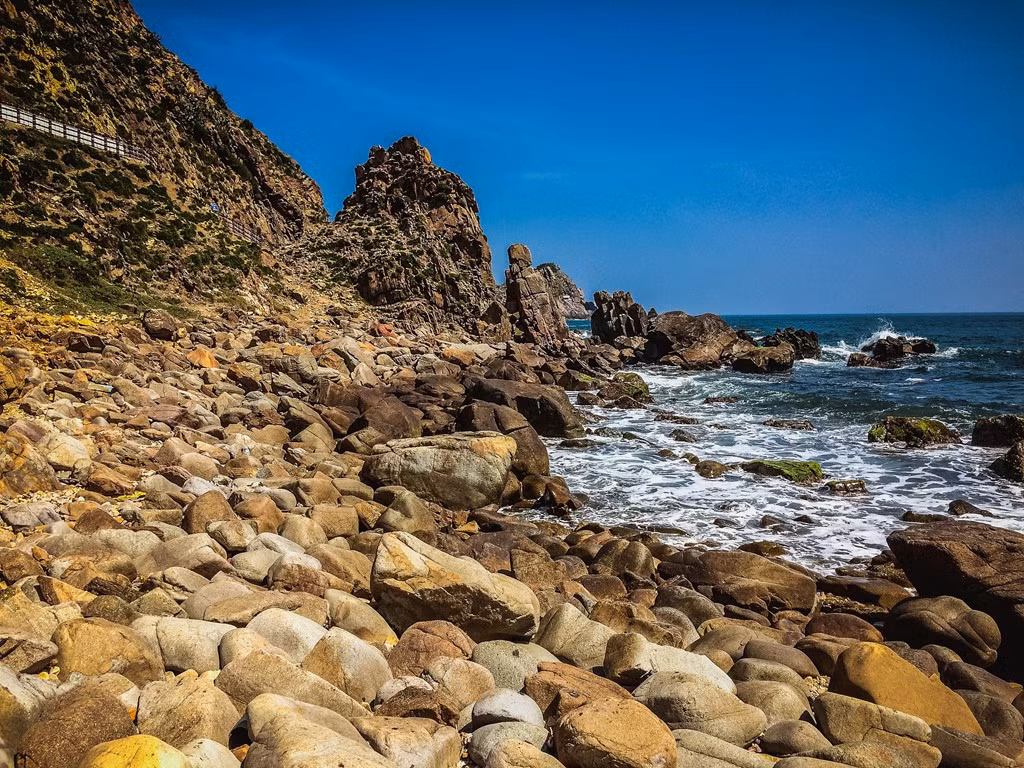 Để đến đây, bạn đi qua cầu Thị Nại, đến ngã ba Nhơn Hội, rẽ phải, đi thẳng khoảng 5 km là đến trung tâm xã Nhơn Lý. Con đường tuyệt đẹp với hai bên đường là hun hút hàng phi lao và những bãi cát trắng. Gần đến nơi, bạn có thể gửi xe rồi đi bộ thêm một đoạn ngắn là đến.