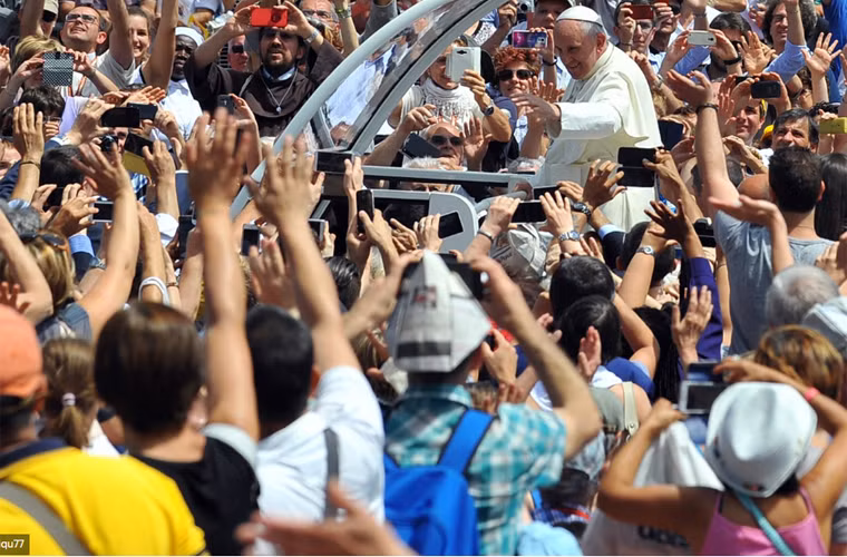 Giáo hoàng Francis cử hành Thánh lễ tại Turin, Italy năm 2015 thu hút rất đông người tham dự.