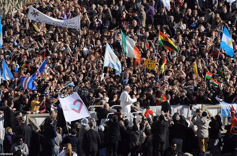 Đám đông công chúng reo hò trong lễ nhậm chức của Giáo hoàng Francis. Sự kiện này đánh dấu Giáo hoàng người Mỹ Latin đầu tiên chính thức trở thành lãnh đạo 1,2 tỷ giáo dân Công giáo.