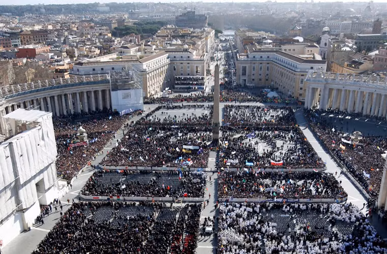 Bức ảnh chụp tháng 3/2013 ghi lại cảnh khoảng 200.000 người tham dự buổi lễ nhậm chức của Giáo hoàng Francis tại quảng trường St Peter ở Vatican.