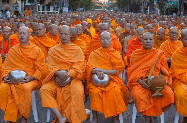 Hàng ngàn nhà sư Thái Lan ở Chiang Mai trong một buổi lễ truyền thống.