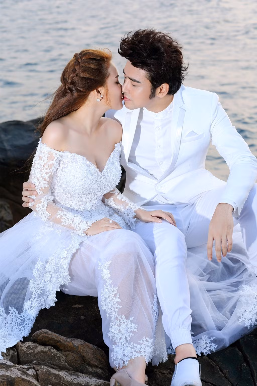 Cặp đôi thực hiện bộ ảnh cưới lãng mạn tại vịnh Vĩnh Hy, Ninh Thuận. Cả hai trao nhau nụ hôn ngọt ngào trên biển.