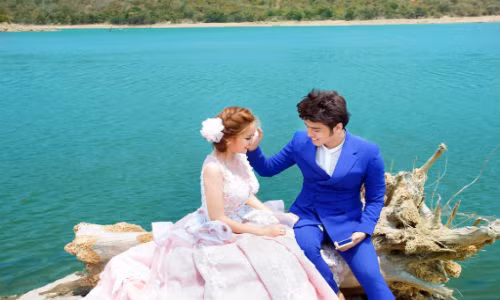 5 tháng sau, cặp đôi nhận lời chụp hình quảng cáo cho một studio và đúng dịp này ca sĩ Anh Tâm đã cầu hôn cô.