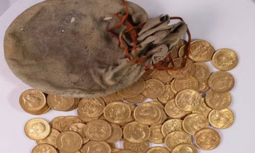 Sua dan piano, phat hien ca kho bau tien xu o Anh